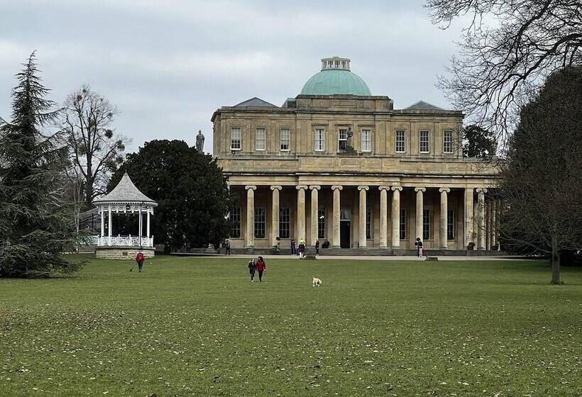 דירת נופש Charming 4 Bed House In Cheltenham, Free Parking