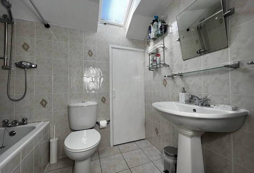 דירת נופש Charming 4 Bed House In Cheltenham, Free Parking