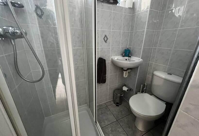 דירת נופש Charming 4 Bed House In Cheltenham, Free Parking