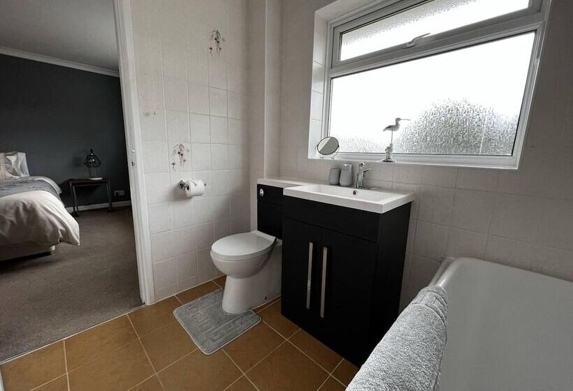 דירת נופש Charming 4 Bed House In Cheltenham, Free Parking