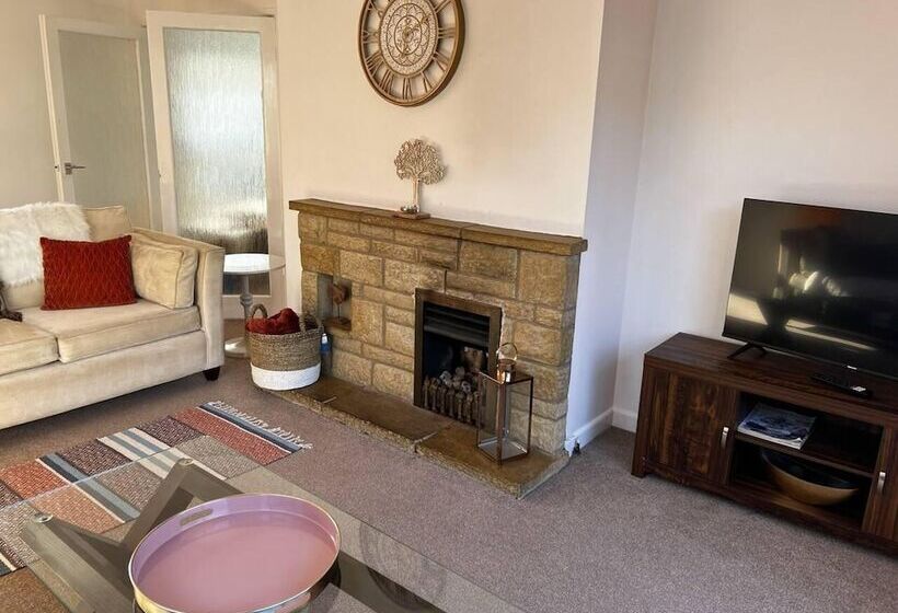 דירת נופש Charming 4 Bed House In Cheltenham, Free Parking