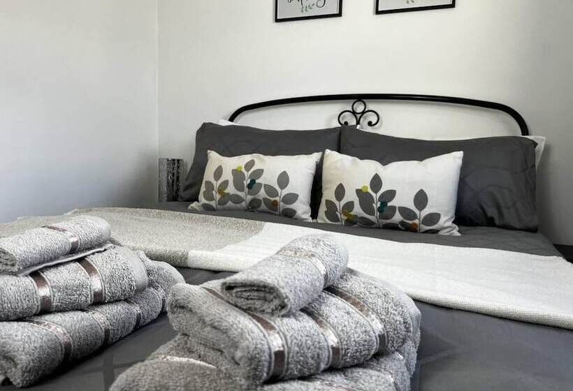 דירת נופש Charming 4 Bed House In Cheltenham, Free Parking