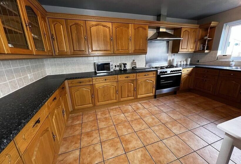 דירת נופש Charming 4 Bed House In Cheltenham, Free Parking