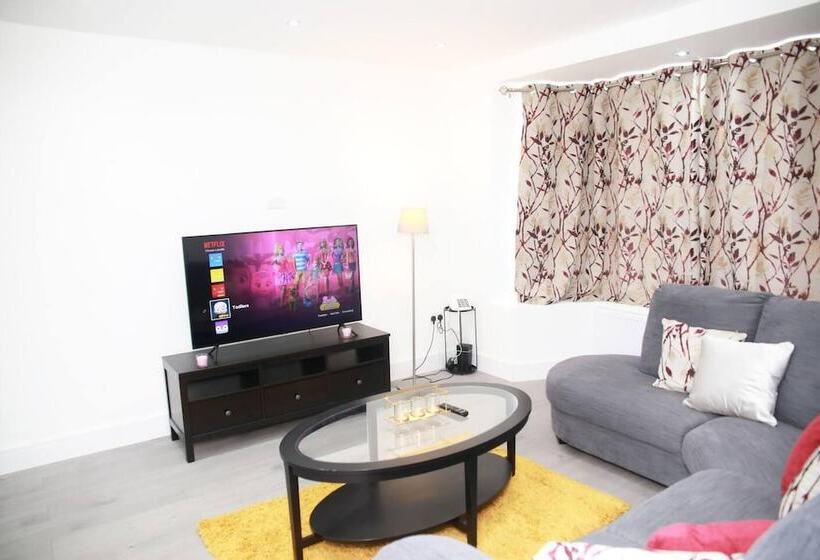 住所  Deluxe 4 Bed House Close2 Wembley Stadium
