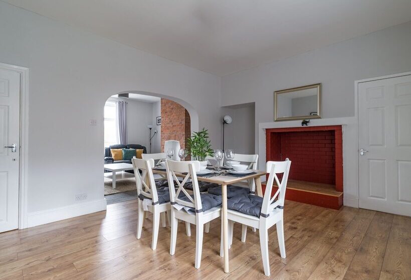 레지던스 East House Inviting 3 Bed Stakeford