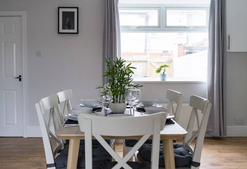 레지던스 East House Inviting 3 Bed Stakeford