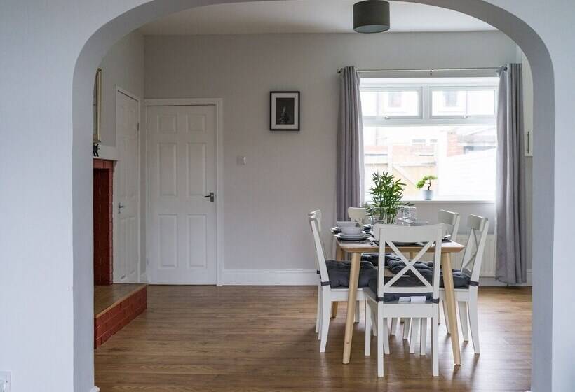 레지던스 East House Inviting 3 Bed Stakeford