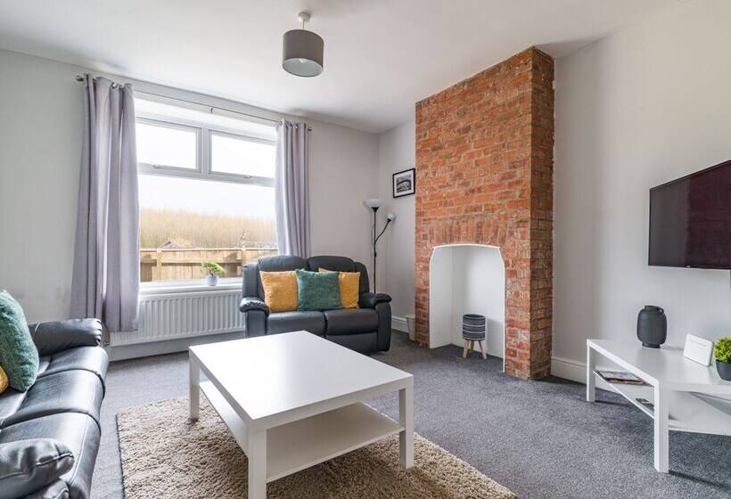 레지던스 East House Inviting 3 Bed Stakeford