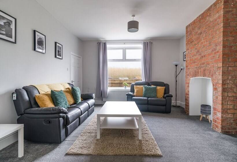 레지던스 East House Inviting 3 Bed Stakeford