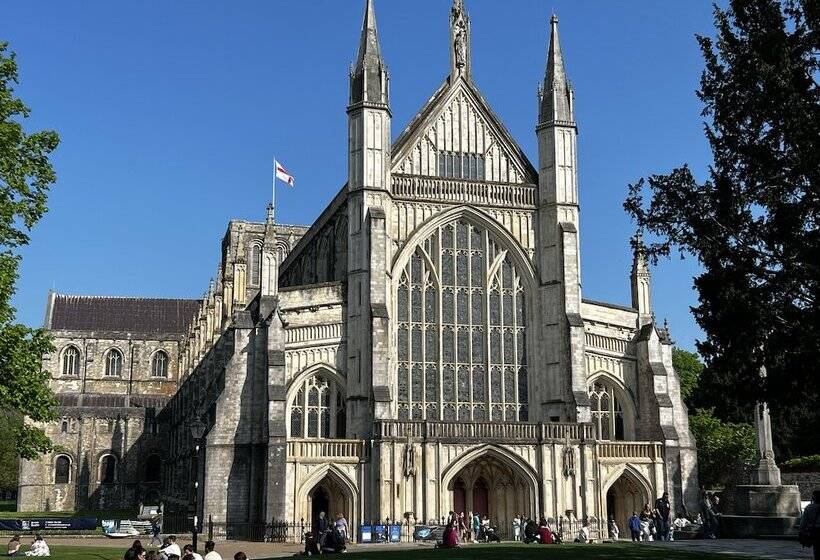 Резиденция Charming 4 Bed House In Winchester,free Parking