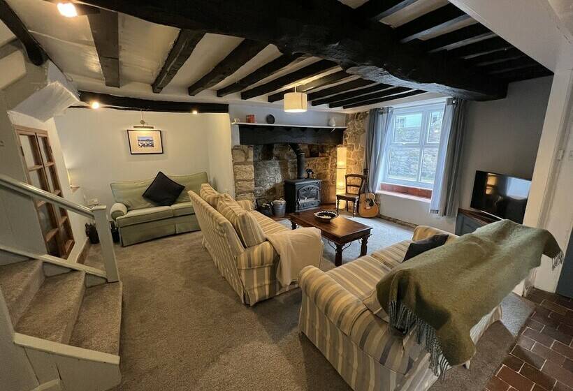 إقامة Traditional Cottage  Beams, Log Burner & Sea Views