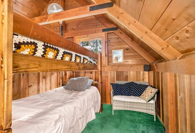 Rustic Knotty Pine Minutes To The Water!