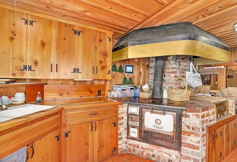 Rustic Knotty Pine Minutes To The Water!