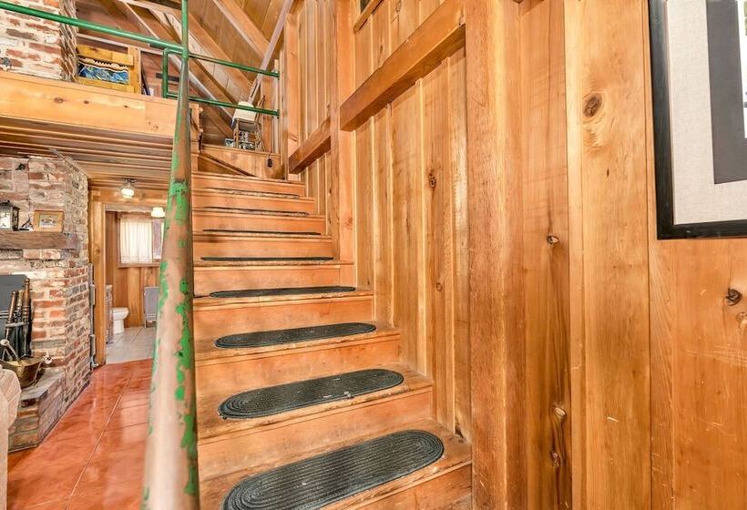 Rustic Knotty Pine Minutes To The Water!