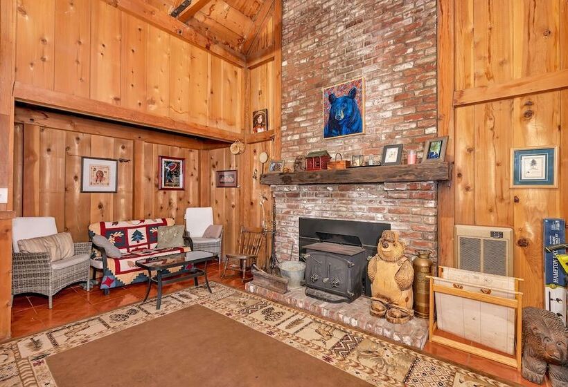 Rustic Knotty Pine Minutes To The Water!