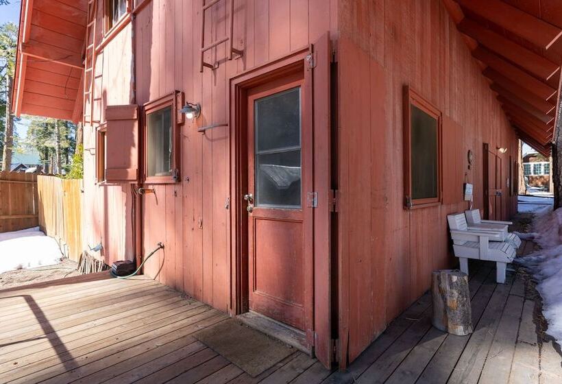 Rustic Knotty Pine Minutes To The Water!