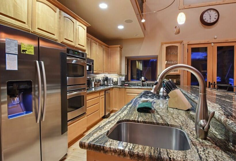 Skislope Sanctuary Close To Outdoor Activities