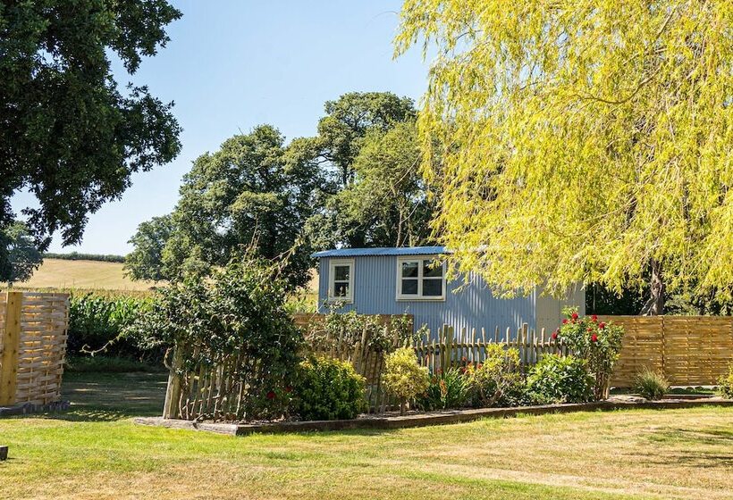 The Hideaway Hut 1 Bed Shepherds Hut Hereford