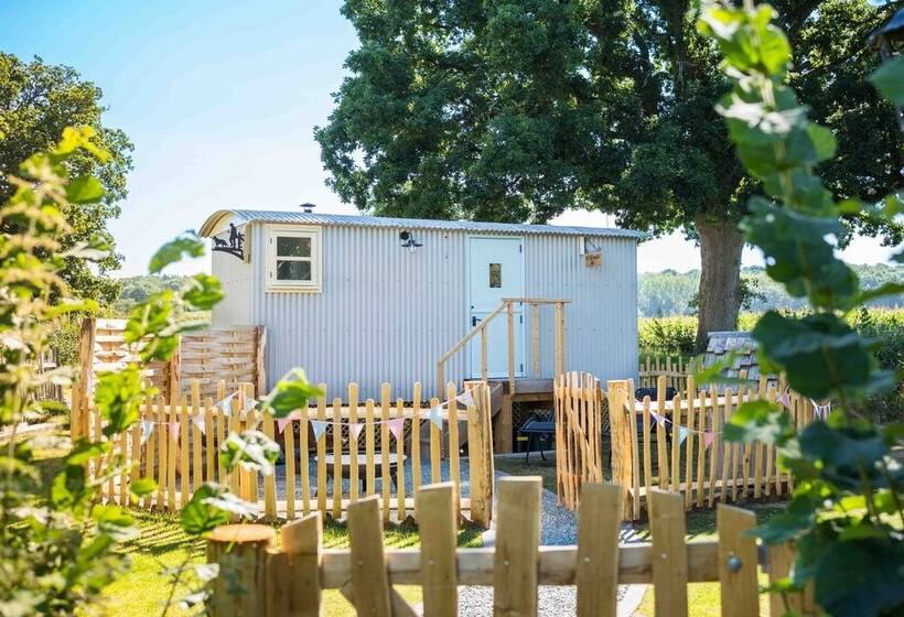 The Hideaway Hut 1 Bed Shepherds Hut Hereford