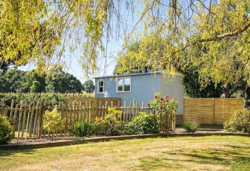 The Hideaway Hut 1 Bed Shepherds Hut Hereford