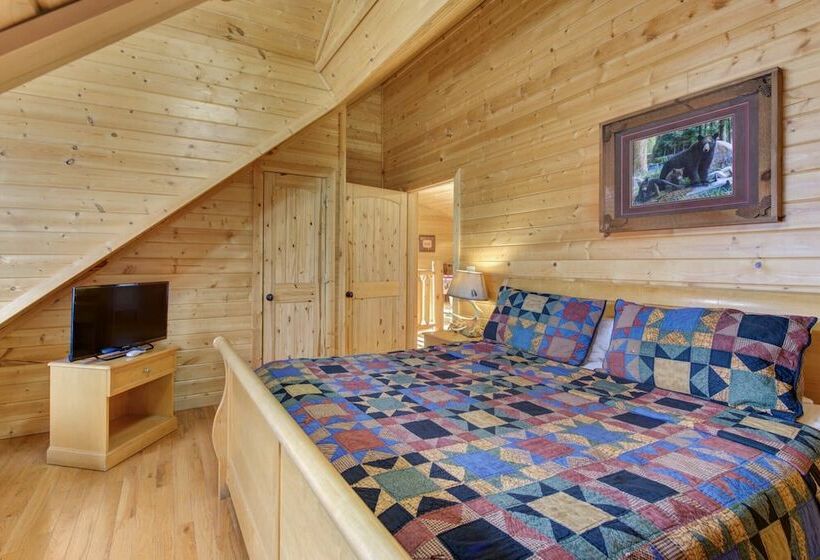 Woodland Wonder W/ Hot Tub And Pool Table!