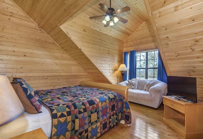 Woodland Wonder W/ Hot Tub And Pool Table!