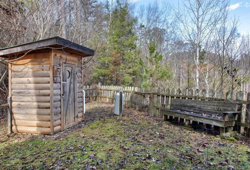 Woodland Wonder W/ Hot Tub And Pool Table!