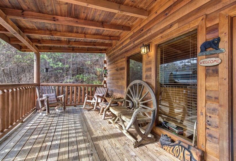 Woodland Wonder W/ Hot Tub And Pool Table!