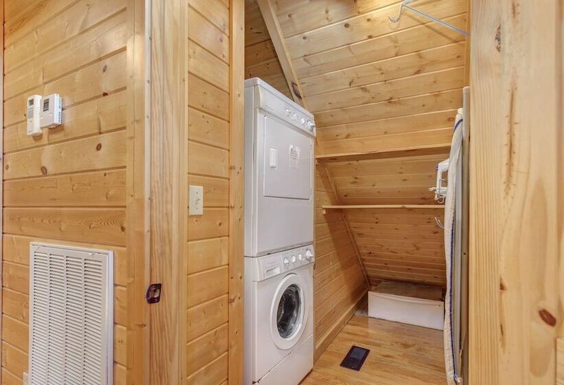 Woodland Wonder W/ Hot Tub And Pool Table!