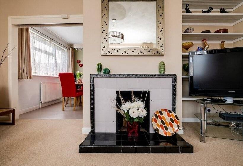 3 Bed Renovated Bungalow  3 Car Or Rv Pkg  Garden