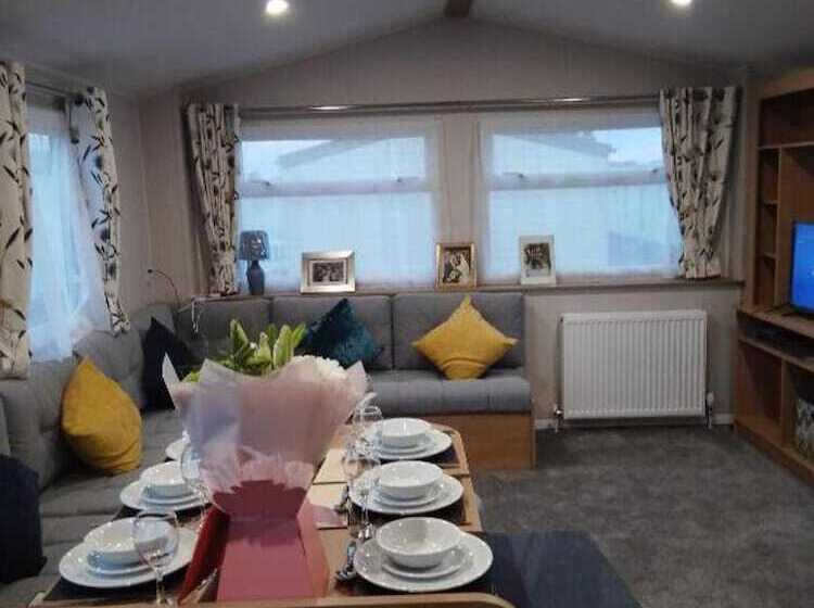 Homely 8 Berth Caravan At California Cliffs Near To Scratby Beach Ref 50067g