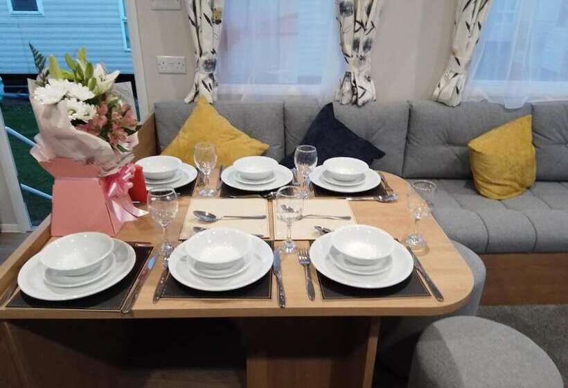 Homely 8 Berth Caravan At California Cliffs Near To Scratby Beach Ref 50067g