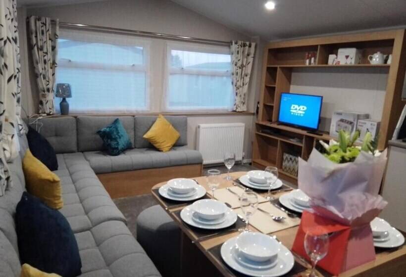 Homely 8 Berth Caravan At California Cliffs Near To Scratby Beach Ref 50067g