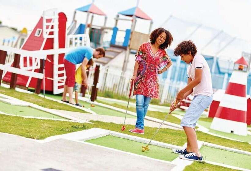 Homely 8 Berth Caravan At California Cliffs Near To Scratby Beach Ref 50067g