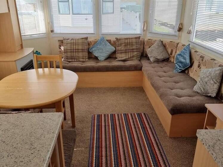 Beautiful 2 Bed Caravan In Abergele Town