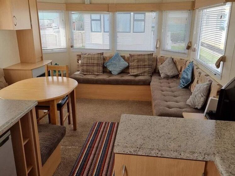 Beautiful 2 Bed Caravan In Abergele Town