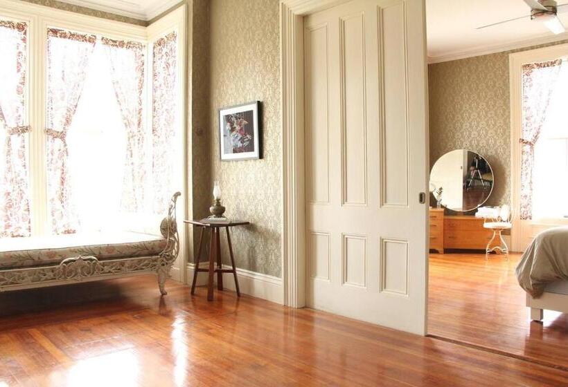 Bed and Breakfast The Wedding Cake House