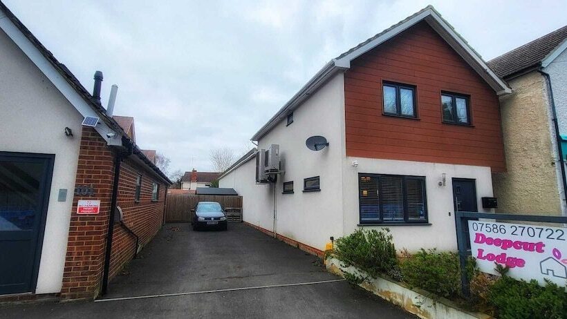 Deepcut Lodge Bed & Breakfast