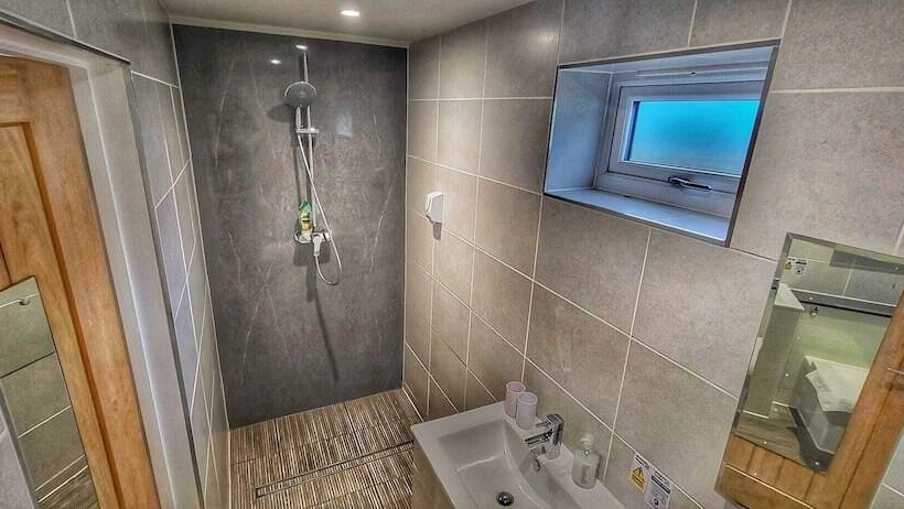 Deepcut Lodge Bed & Breakfast