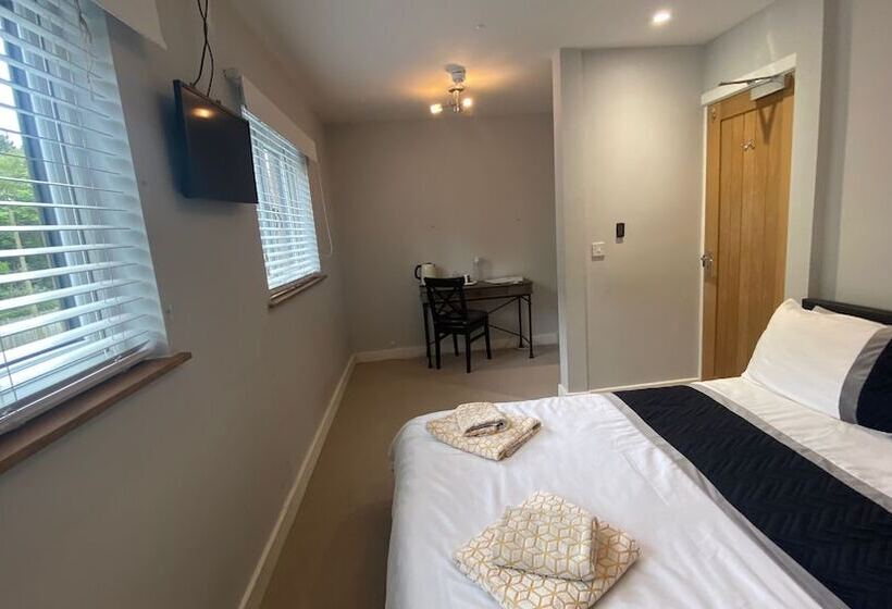 Deepcut Lodge Bed & Breakfast