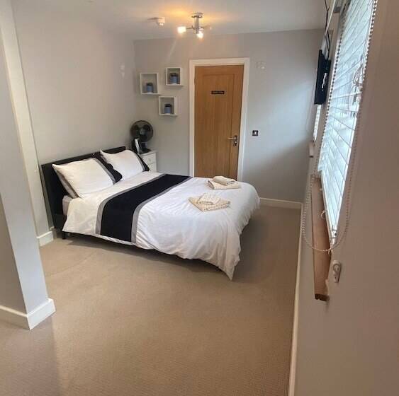 Deepcut Lodge Bed & Breakfast