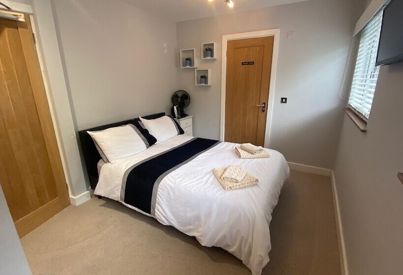 Deepcut Lodge Bed & Breakfast