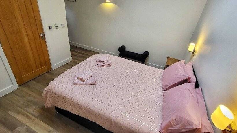 Deepcut Lodge Bed & Breakfast