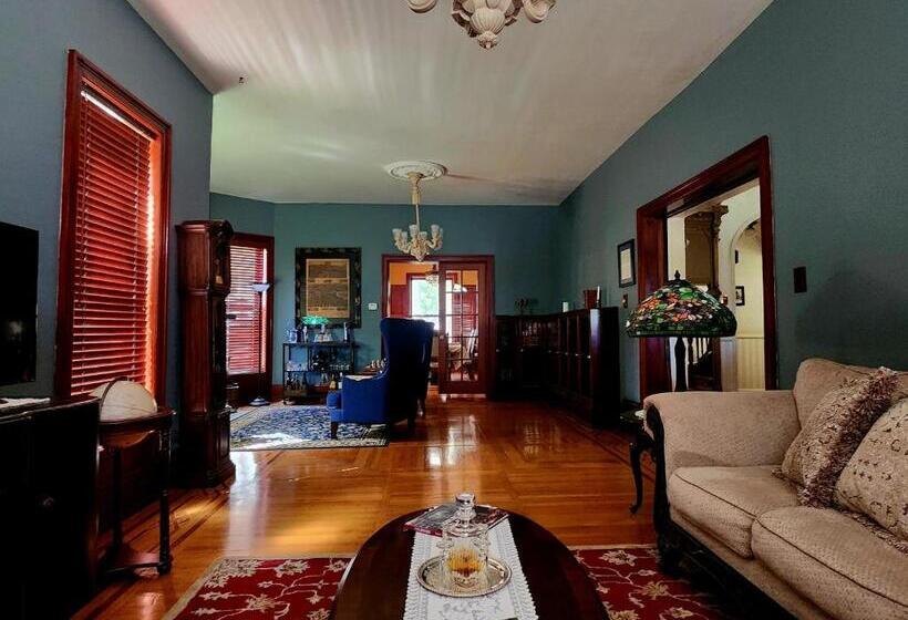 Downen House Bed & Breakfast