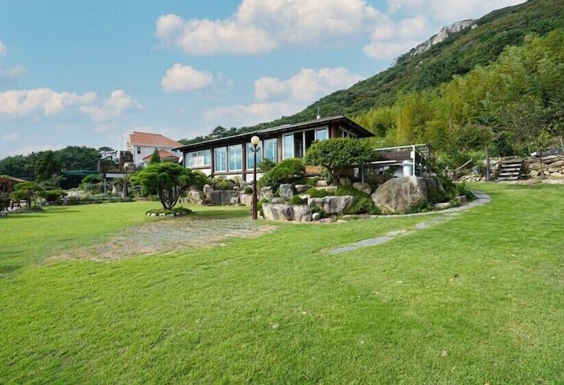 Geoje Birds Hill Pension