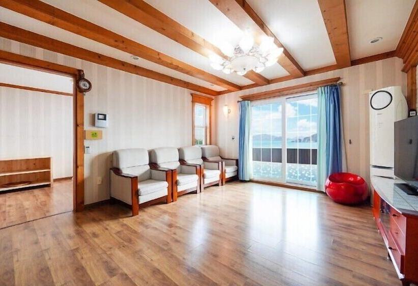 Geoje Birds Hill Pension