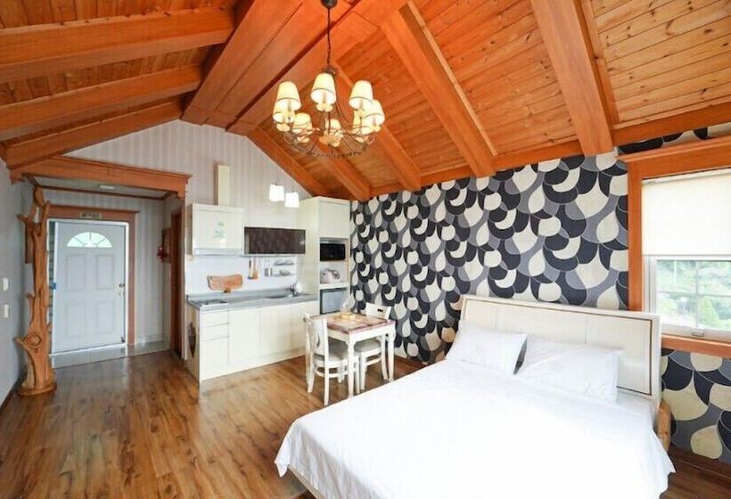 Geoje Birds Hill Pension