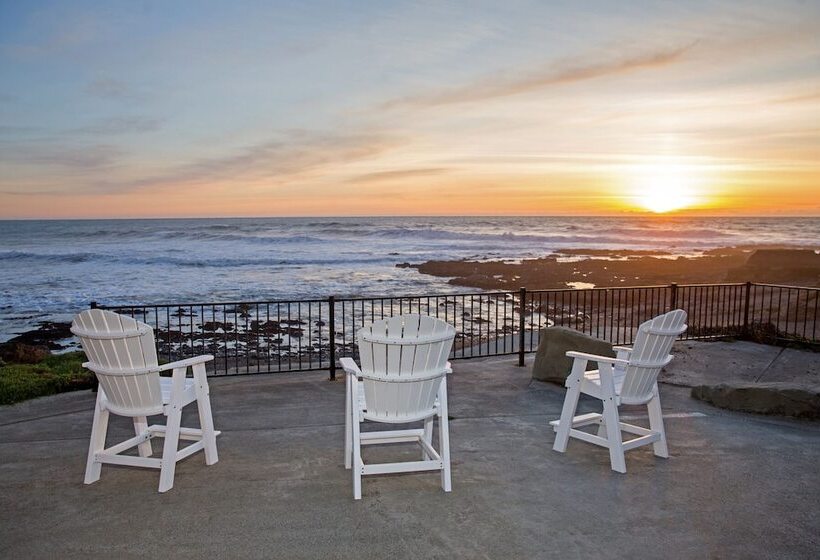 Отель Black Sands Inn