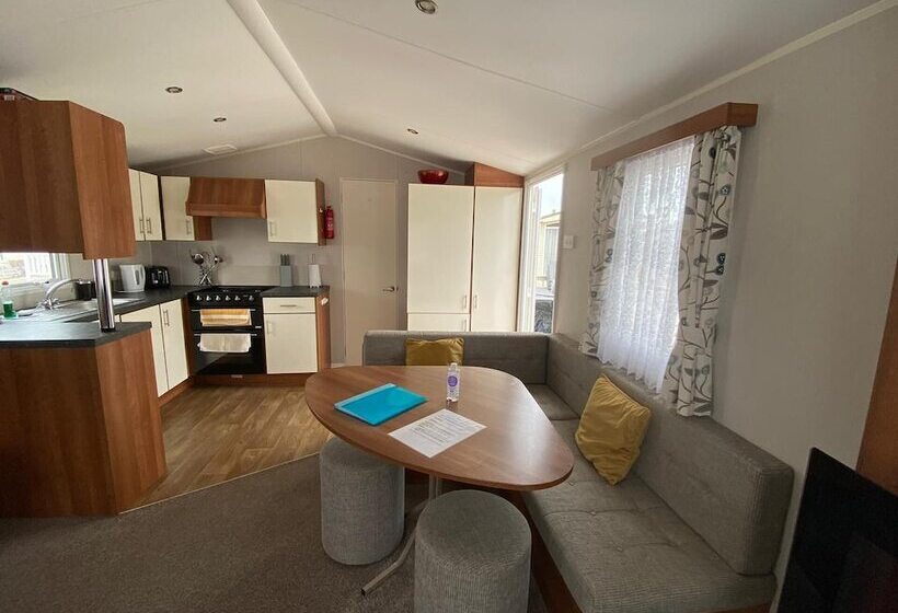 Отель Captivating 2 Bed Villa In Pevensey