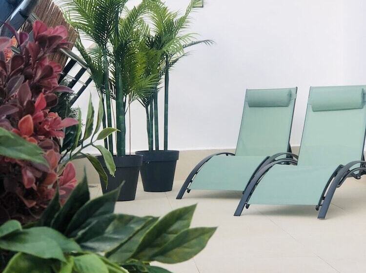 هتل El Balcón De La Reina Suites